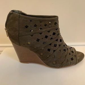 Dollhouse Olive Peep toe Wedges